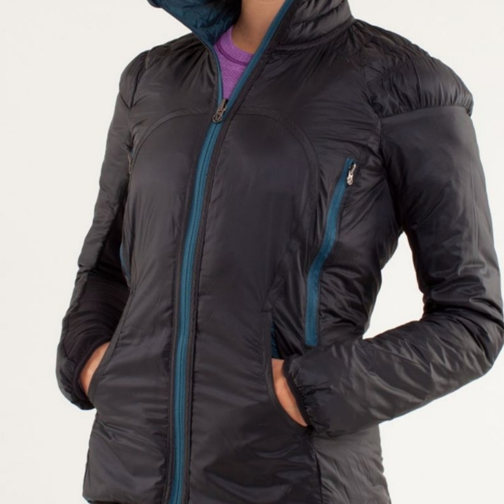 Lululemon Run: Turn Around Down Puffer Reversible Jacket in Alberta Lake / Black